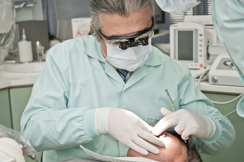 Zobozdravnik pregleda našo celotno ustno votlino