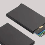Etui za kartice je eleganten pripomoček za sodobnega moškega etui-za-kartice-2