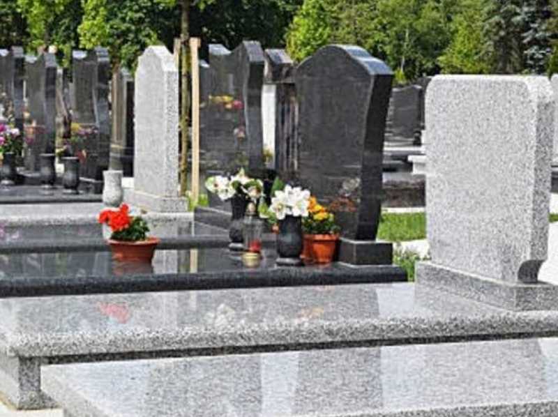 Nagrobna oprema nagrobne plošče in spomeniki